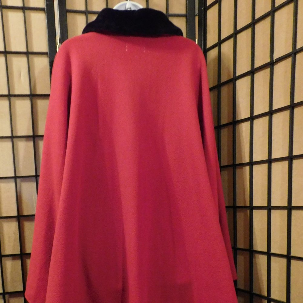LEMODA RED CAPE - Picture 7 of 8